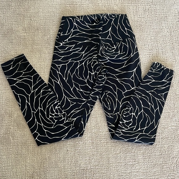 Lululemon full length workout pants, Size 6 - Picture 2 of 6